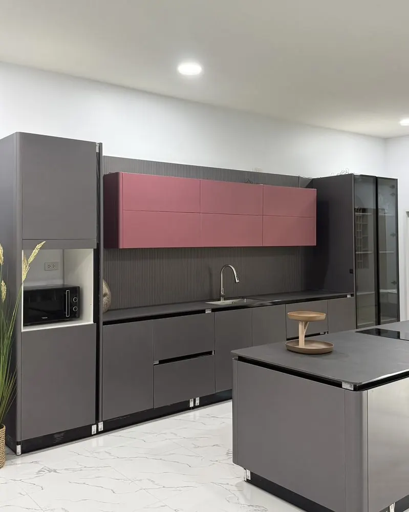 ชุดครัว Built-in สีเทา-ชมพู